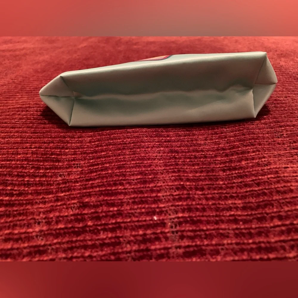 Clinique Cosmetic Bag - Picture 4 of 7